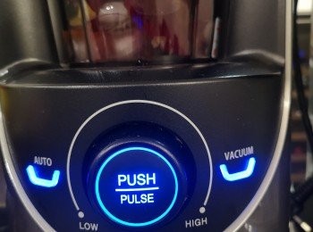 step1: 所有材料放入攪拌機攪拌。（如果想有沙冰效果，冰放多一些水少一些。）