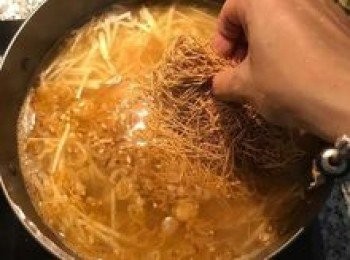 step9: 高湯煮滾後放入麵線；