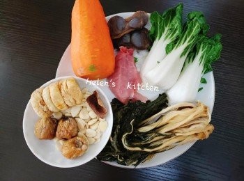 step1: 白菜乾浸約1至1.5小時，洗淨備用。大白菜用粗鹽洗淨，一開二備用。