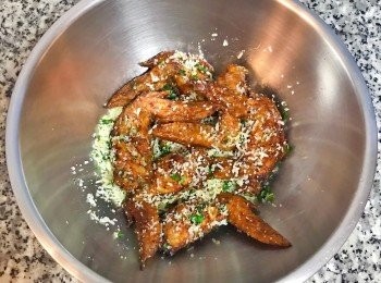 step13: 將雞翅也放入鍋中與拌料拌勻即可起鍋擺盤；食用前可擠些檸檬汁和再撒點鍋裡餘下的帕馬森起司粉。