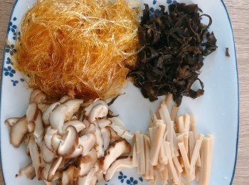 step1: 材料浸軟切絲，冬菇切薄啲個口感會夾啲
素翅飛一飛水