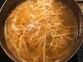 step7: 高湯煮滾後放入酸筍絲再次煮滾；
