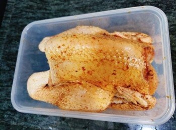 step5: 雞放入容器，放入雪柜，不用蓋保鮮膜或蓋。醃5小時以上。