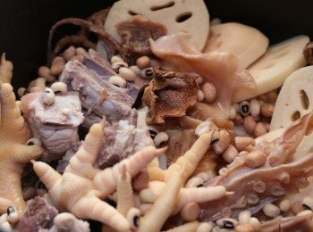 step5: 所有材料用大火煲滾再轉中小火煲2.5 - 3小時