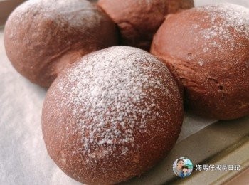 step5: 麵糰拍平，搓成長條形，其中一邊搓得尖一點，用木棍擀成30cm左右，鋪上適量的朱古力粒，然後由厚的一邊捲起來