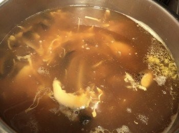 step11: 試味，之後慢慢埋獻，唔好一次落哂呀，因為會越煮越杰
慢慢搞，直至你鍾意嘅稀杰程度
熄火，蛋漿以打圈方式倒入去
等30-40秒先打圈搞勻