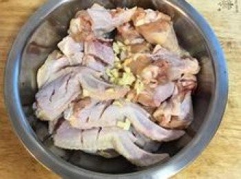 step2: 將雞翅與小雞腿切開，並在雞翅內部劃刀；也在小雞腿上劃刀；蒜拍扁去皮切末；