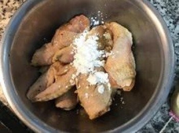 step6: 醃過的雞翅裡放1匙太白粉後抓勻；