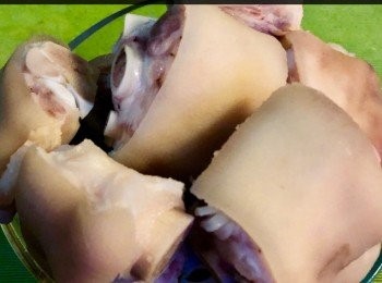 step1: 豬蹄洗乾淨，燒一鍋水飛水大約3分鐘，瀝乾備用。