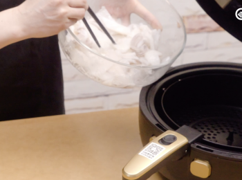 step2: 以180度氣炸15分鐘，中途要反轉 air fry squid it for 15 mins with 180℃, turn over it halfway