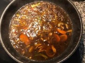 step9: 加入醬油、糖、黑胡椒粉和米酒小火炒勻；