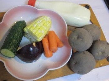 step1: 洗淨薯仔後, 界開十字放滾水烚20分鐘