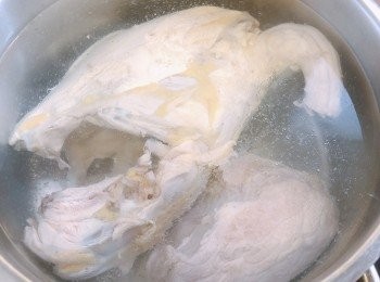 step3: 我就咁加咗嚿薑去煲，大火滾10分鐘再小火煲1.5個鐘