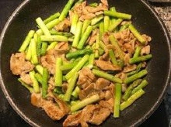 step11: 用鹽和黑胡椒粉調味，並加入少許水，蓋鍋蓋燜一分鐘；