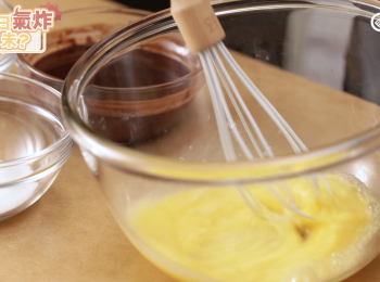 step2: 拌勻蛋和糖，然後加入步驟1的成品中拌匀Mix egg and sugar, add in step one’s mixture