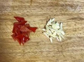 step3: 蒜頭拍扁去皮，切片；辣椒去籽切粗條後再切斜丁。