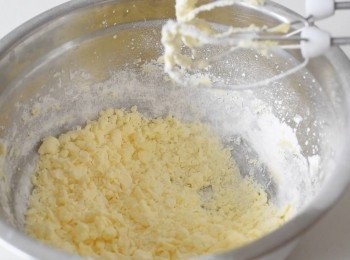 step2: 先用打蛋器打發牛油及糖霜，然後下雞蛋拌勻. 篩入麵粉拌勻，用手輕搓成麵糰