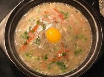 step11: 放入辣椒絲、蔥花，再把蛋黃放在正中間即可；趁熱享用，只需將蛋黃攪散便可享用。