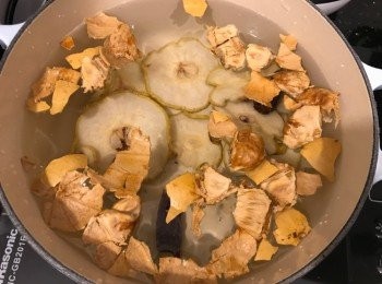 step2: 雪梨乾、椰棗用清水洗乾淨
金羅漢果用清水洗乾淨，抹乾水份，用鎚仔扑開外殻，用手撕開整碎
將所有材料放入煲內