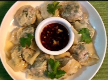 step10: 或不放湯煮好後，醮些醋即食。

注意：每一鍋不要一次過放太多雲吞，因為如果水的份量不夠會使雲吞互相碰撞，因此破爛。



想知道我更多食譜，可去我Facebook 專頁。
https://m.facebook.com/carlineki/