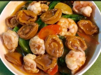 step5: 煮滚熱水，將菜心放入，待水一滾便取出，放入凍水中然後灑乾水份。

另熱鍋加少許油，放入菜心以大火去炒，加少許鷄粉和<span class="group_2">調味料</span>略兒一會便可上桌。



想知道我更多食譜，可去我Facebook 專頁。
https://m.facebook.com/carlineki/