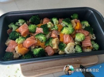 step2: 西蘭花切細棵再煮至8成熟，三文魚切細粒備用