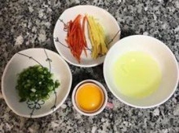 step3: 趁煮粥時，將蔥用可飲用水洗淨後擦乾，切成蔥花；辣椒去籽切細條；薑去皮切片後切絲；將蛋白與蛋黃分開；