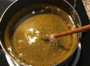 step7: 油加熱到約160-170度左右；沾濕的筷子插入會起細泡泡即可；