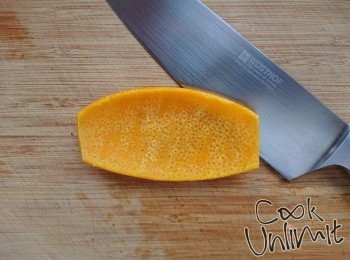 step2: 瀝乾水份，用刀去除白色部分