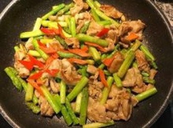 step12: 開蓋試吃、微調調味，最後放入辣椒片翻炒均勻後即可起鍋盛盤。