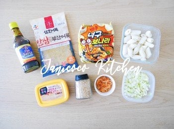 step1: 準備材料，魚糕切條。年糕用清水洗走澱粉質。