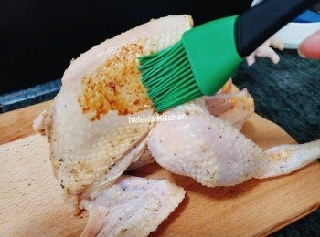 step4: 再將老抽搽均勻雞表面至上色。