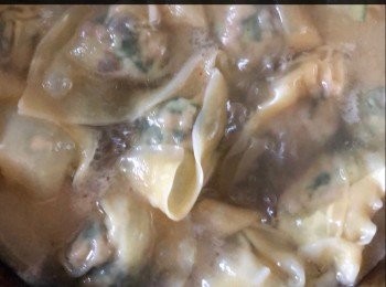 step8: 然後燒熱一大鍋水，水滾後落雲吞，當水再滾時，加一碗涷水，並要不時郁動水中的雲吞，重覆此步驟 1-2次，再煮多1分鐘，撈起即成。