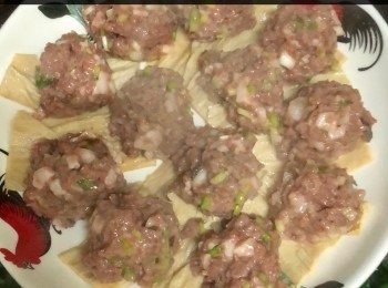 step6: 然後將鮮山竹放入，再將已擠好的素牛绞肉丸放上，以大火蒸15-20分鐘後取出，便可享用。