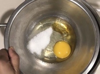 step2: 將糖、雞蛋、蜜糖坐熱水，用打蛋機發起至淡黃色蓬鬆泡沫