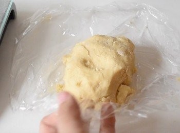 step3: 將麵糰分成兩份，其中一份下紅色食用色素，搓至顏色均勻。用保鮮紙包好，放入雪櫃一小時