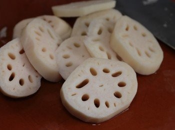 step2: 蓮藕刨皮切件
