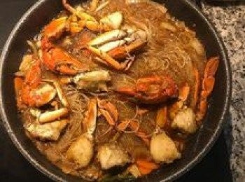 step10: 放入冬粉及炸好的螃蟹；