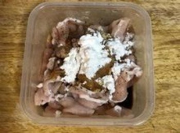 step2: 肉片切塊，用醃料抓勻備用；