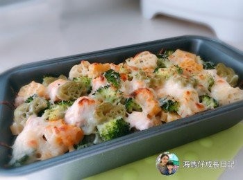step5: 再放另外1/3通粉，隨意放上三文魚、西蘭花、南瓜，最後放上芝士鋪面