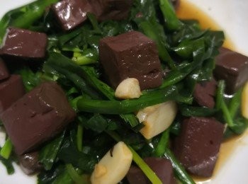 step1: 先將鴨紅切方丁浸泡在粗塩水內備用（炒前才盛起澀乾水份