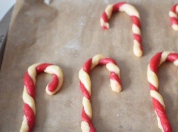 step5: 可再放入雪櫃約15分鐘，然後放入已預熱180度C焗爐，焗約8至10分鐘即成！讓曲奇在烤盤上待涼15分鐘即可！