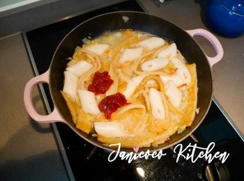 step7: 把所有調味料一起加在鍋內煮至年糕變軟。