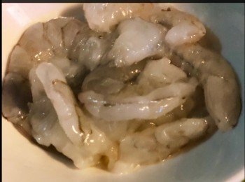 step3: 用同一隻鍋，加少許油放入海蝦炒片刻。