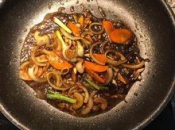 step8: 加入醬油、糖、黑胡椒粉和米酒小火炒勻；