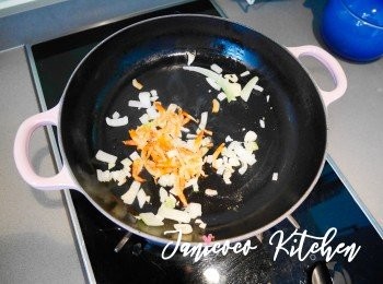 step4: 蒜和洋蔥炒香後，加小蝦乾炒香。