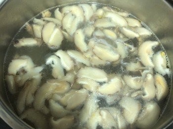 step6: 煮返滾雞湯，先落冬菇、雲耳滾10分鐘