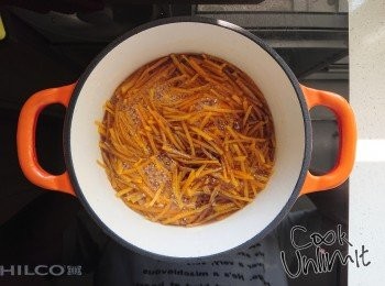 step5: 下水、糖及橙皮煮滾，收細火