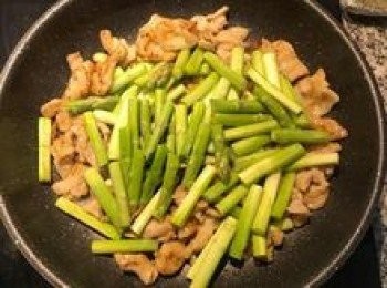 step9: 肉片都上色後放入蘆筍莖部快炒；