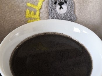 step1: 先將黑芝麻白鑊炒香（混少許白芝麻，當白芝麻變成金黄色）便代表炒好了，將其打成粉末狀倒入煲內備用